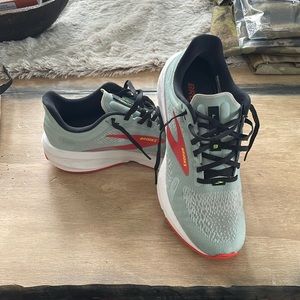 Brooks Launch sneakers. Womans 8.5